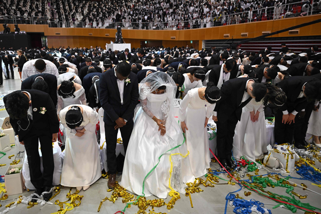 This picture taken on April 12 shows couples attending a mass wedding ceremony organised by the Unification Church at Cheongshim Peace World Center in Gapyeong (AFP photo)