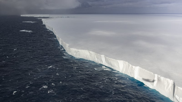 The gigantic wall of ice is moving slowly from Antarctica on a potential collision course with South Georgia (AFP photo)