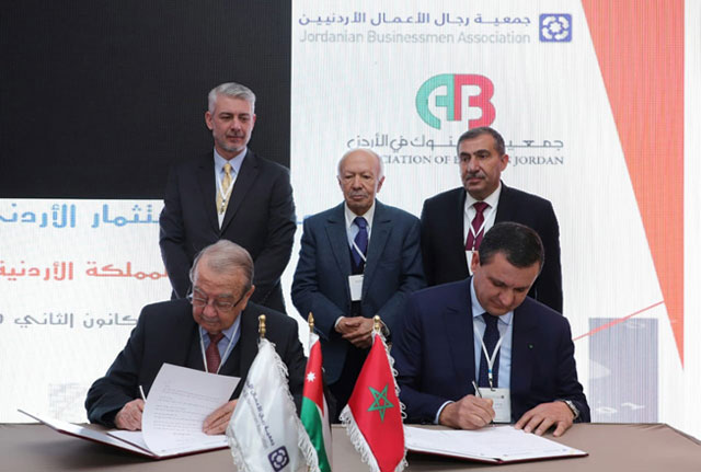 President of the Jordanian Businessmen Association Hamdi Tabaa and President of the General Union for Moroccan Contracting Muhammad Bashiri sign an agreement to establish the Joint Jordanian-Moroccan Business Council on Monday (Petra photo)
