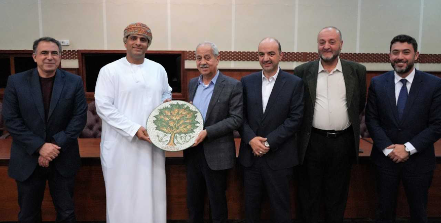Head of the Jordan and Amman Chambers of Industry Fathi Jaghbeer with members of an Omani delegation on Thursday (Petra photo)