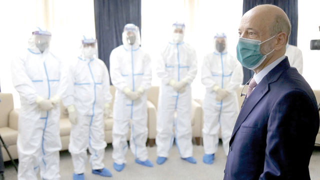 Prime Minister and Minister of Defence Omar Razzaz meets with the Health Ministry's epidemiological team on Wednesday (Petra photo)