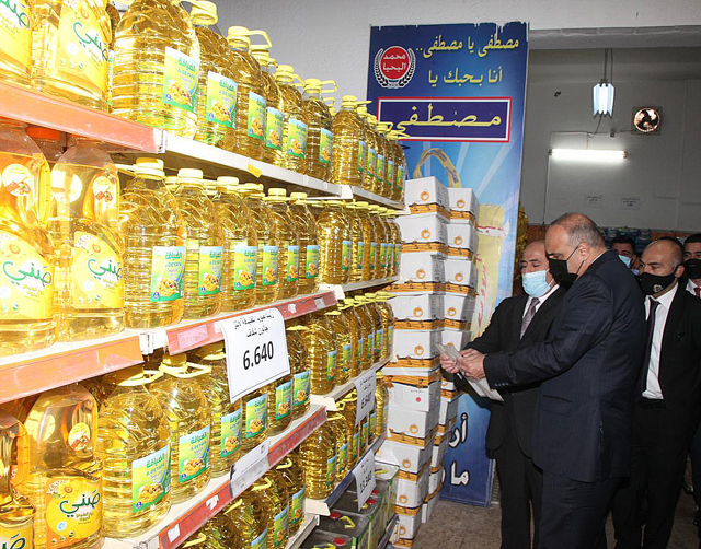 Prime Minister  Bisher Al Khasawneh during an inspection visit to the   Civil and Military Service Consumer Corporations on Tuesday (Petra photo)