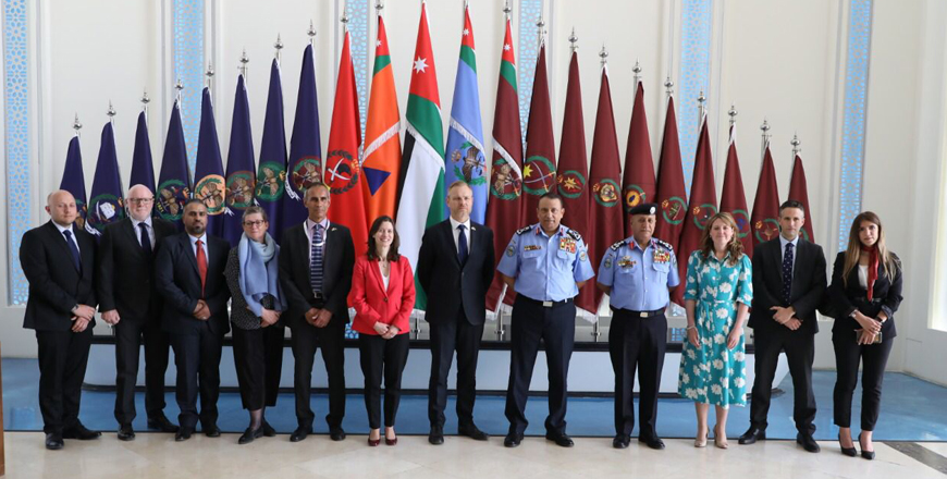 PSD Director Maj. Gen. Hussein Hawatmeh and Metropolitan Police Assistant Commissioner Matt Jukes pose for group photo on the sidelines of their meeting on Monday (Petra photo)
