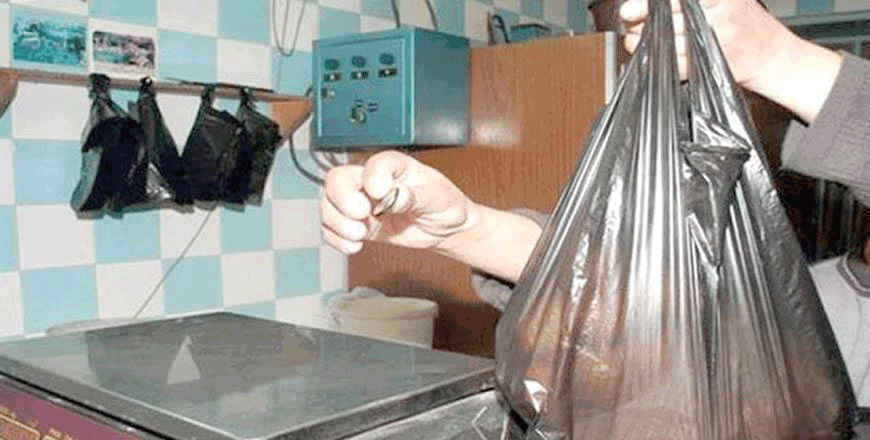 Experts are calling on the relevant authorities to find ‘radical solutions’ to replace non-biodegradable plastic bags with environmentally friendly bags (Photo courtesy of Environment Ministry)