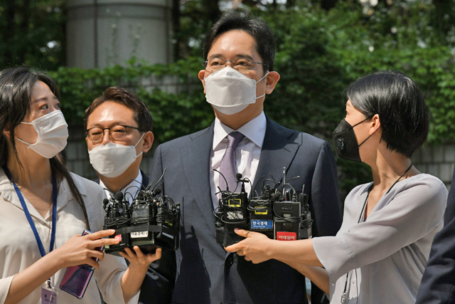 Samsung heir Lee Jae-yong (centre ), vice chairman of Samsung Electronics, arrives at the Seoul Central District Court in Seoul, on Monday (AFP photo)