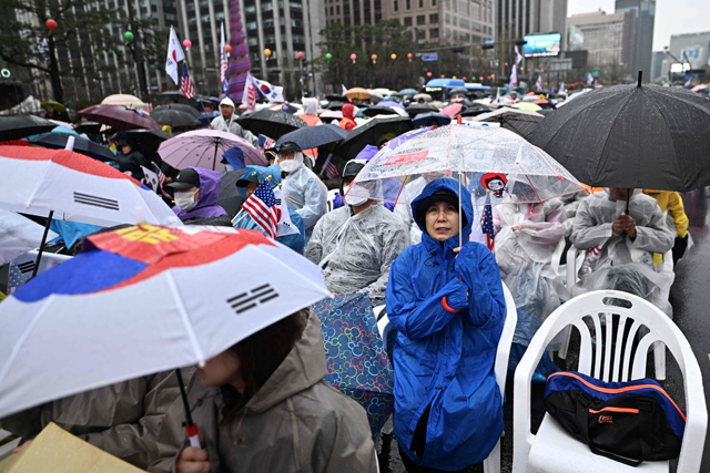 Supporters of impeached South Korean president Yoon Suk Yeol attend a rally on a street in Seoul today (AFP photo)