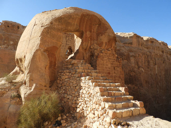 The fortified gate of the crusader castle Wuayra in Wadi Musa, surrounded by steep cliffs (Photo of BricksandStone)