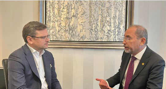 Deputy Prime Minister and Minister of Foreign Affairs Ayman Safadi meets with Ukrainian Foreign Minister Dmytro Kuleba in Warsaw on Tuesday (Petra photo)