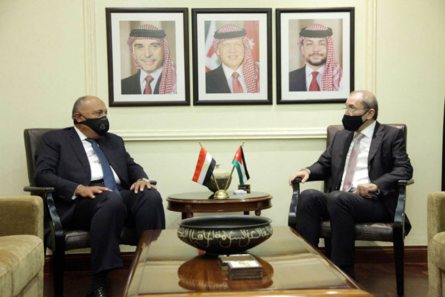 Foreign Minister Ayman Safadi meets with his Egyptian counterpart Sameh Shoukry in Amman on Sunday (Petra photo)