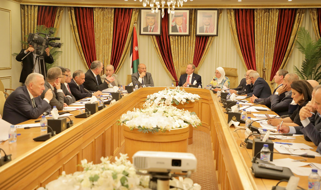 The Senate Legal Committee, chaired by Senator Ahmad Tbeishat, on Sunday approves the 2025 Penal Code draft amendments submitted by the Lower House, endorsing the legislation without amendments (Petra photo)