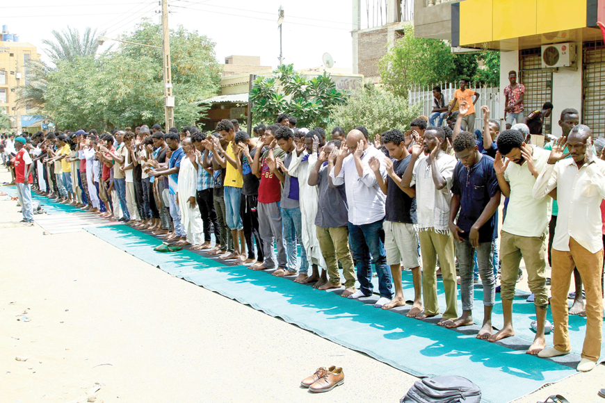 Sudanese demonstrators perform the Friday prayer in the southern area of the capital Khartoum last Friday (AFP photo)