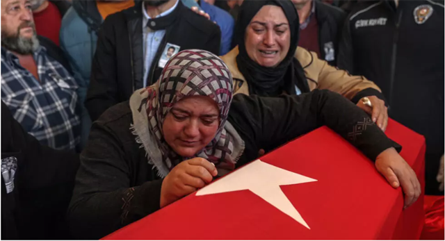 Relatives mourn victims of the PKK attack near Ankara  (AFP photo)