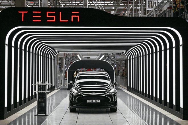 An electric vehicle of the model Y is pictured during the start of the production at Tesla's 'Gigafactory' on March 22, 2022 in Gruenheide, southeast of Berlin (AFP photo)