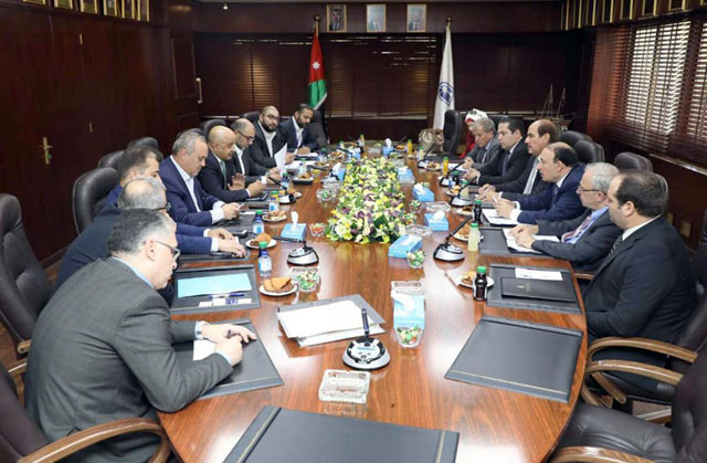   Members of the Amman Chamber of Commerce meet with representatives from the Damascus Chamber of Commerce on Saturday (Petra photo)