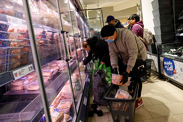 People shop in the meat ailse in a Lidl supermarket in Walthamstow, east London on March 20, 2020. (AFP photo)