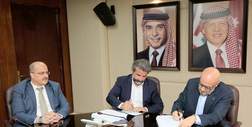 Minister of Water and Irrigation Raed Abul Saud announces on Wednesday the signing of an early works agreement with Director General of the National Water Carrier Project Company Jad Hareebah (Petra photo)