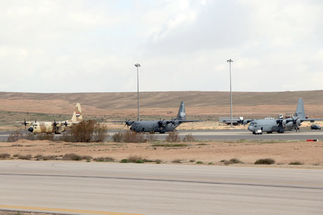The Jordan Armed Forces-Arab Army (JAF), in cooperation with other countries, on Wednesday carries out seven airdrops on the Gaza Strip (Petra photo)