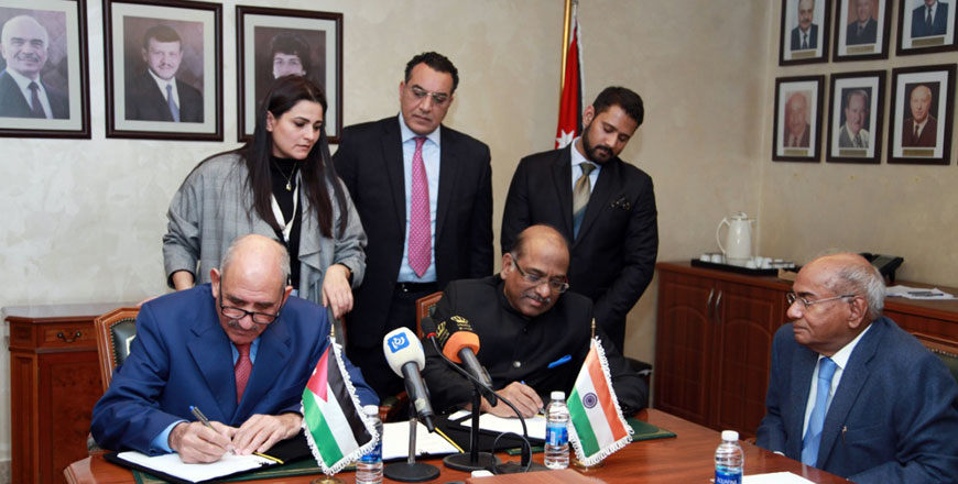 Jordan Phosphate Mines Company Chairman Muhammad Thneibat and Chairman of the Board of Directors of Alufluoride Limited of India Venkat Narayanan sign an agreement to establish a factory to produce aluminium fluoride in Jordan on Wednesday (Petra photo)