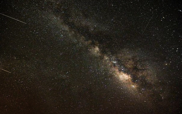 The peak activity is expected in the early hours of Saturday and Sunday, with more than 120 meteors per hour visible (Photo by Ahmed Khlifat)