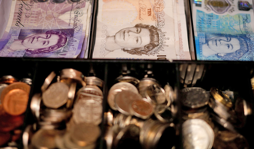 Pound notes and coins are seen inside a cash register in a bar in Manchester, Britain, on September 6, 2017 (Reuters photo)