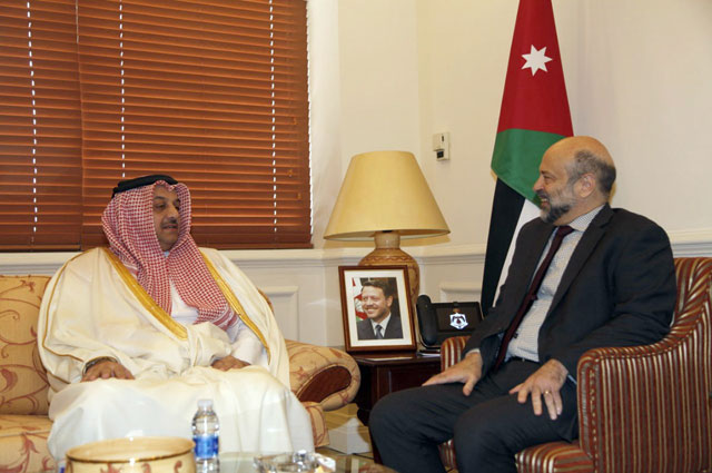   Prime Minister Omar Razzaz meets with Qatar’s Minister of State for Foreign Affairs Khalid Bin Mohammad Al Attiyah on Thursday to discuss expanding areas of cooperation (Petra photo)