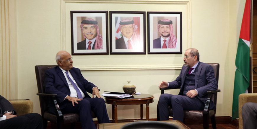 Foreign Minister Ayman Safadi meets with Secretary of the the Central Committee of the Palestine Liberation Organisation Saeb Erekat on Saturday (Photo by Foreign Ministry)