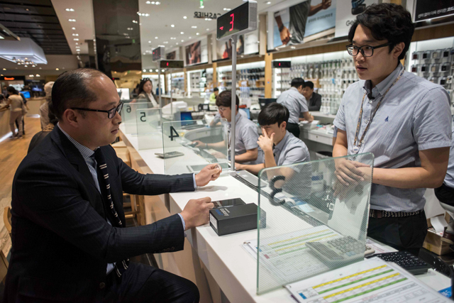 This photo taken on October 12, 2016 shows a customer as he inquires about returning a Samsung Note 7 mobile phone at a Samsung store in a mall beneath the company's headquarters in the Gangnam district of Seoul (AFP photo)