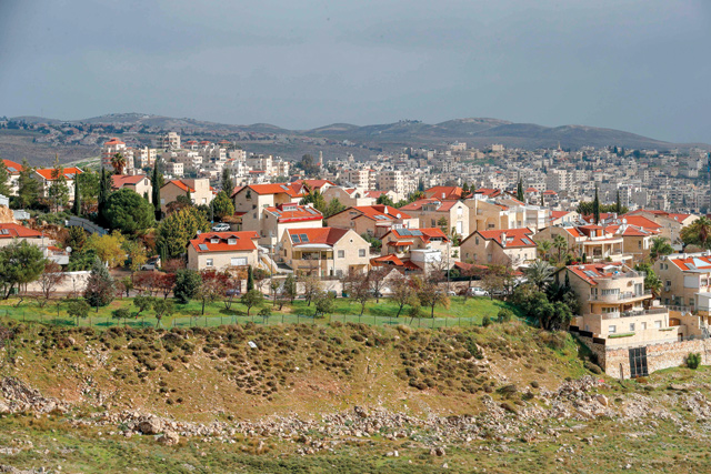 A general view taken on Wednesday shows the Israeli settlement of Pisgat Zeev in East Jerusalem (foreground) and the West Bank village of Hizma (background) (AFP photo)