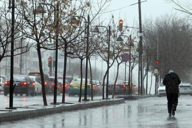 The weather remains cold and cloudy, with a risk of flash floods, slippery roads and low horizontal visibility due to the fog formation and low clouds (Photo courtesy of Al Ra’i)