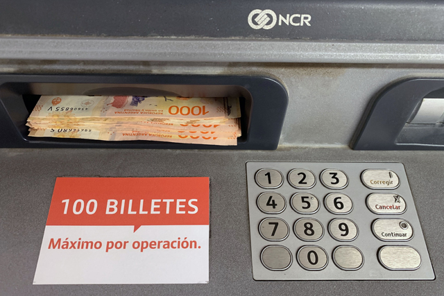 View of Argentine pesos during a withdraw from an ATM in Buenos Aires on Saturday before Argentina's Economy Minister Martin Guzman announced his resignation (AFP photo)