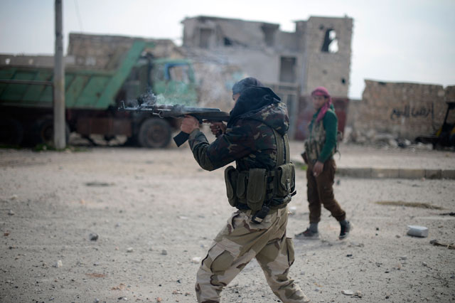 A member of the Free Syrian Army attacks Daesh positions in Al Bab town as they advance to town during the operation ‘Euphrates Shield’ in Aleppo, Syria, on Monday (Anadolu Agency photo)