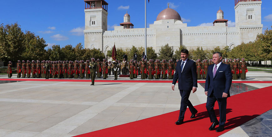 His Majesty King Abdullah receives Hungarian President János Áder during a welcoming ceremony in Amman on Monday (Photo courtesy of Royal Court)