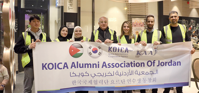 Participants pose for a photo during an iftar organised by  the Korea International Cooperation Agency, in cooperation with the Korean Alumni Association of Jordan, in Amman on Thursday  (Photo courtesy of KOICA)