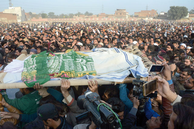 Pakistani residents carry the body of a girl during her funeral in Kasur in Punjab Province on Wednesday, following her rape and murder  (AFP photo)