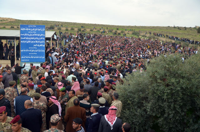Jordanians attend the funeral of Captain Rashed Zyoud, who was posthumously promoted to major, in Gharisa cemetery, located in Zarqa's Hashemiyeh District, on Wednesday (Photo by Muath Freij)