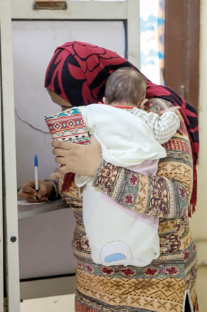 A voter casts her vote at Umm El Moameneen Secondary School on the third and last day of the 2018 Egyptian presidential elections in Beni Suef, Egypt, on Wednesday (Anadolu Agency photo)
