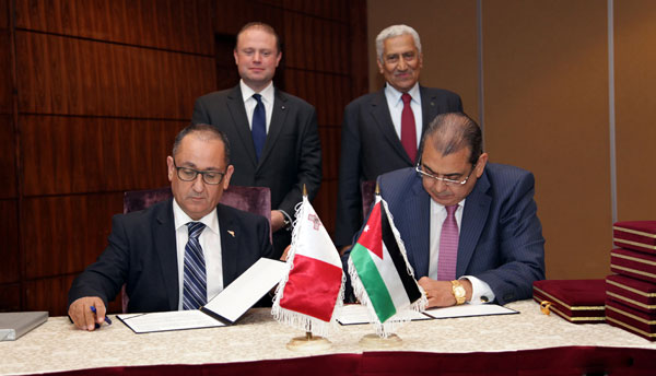Prime Minister Abdullah Ensour and his Maltese counterpart, Joseph Muscat, witness the signing of a cooperation agreement between the Jordan Chamber of Commerce and Malta's Chamber of Commerce, Enterprise and Industry in Amman on Monday (Petra photo)