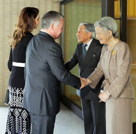Their Majesties King Abdullah and Queen Rania meet with Emperor Akihito and Empress Michiko at the Tokyo Imperial Palace on Monday (Photo courtesy of Royal Court)
