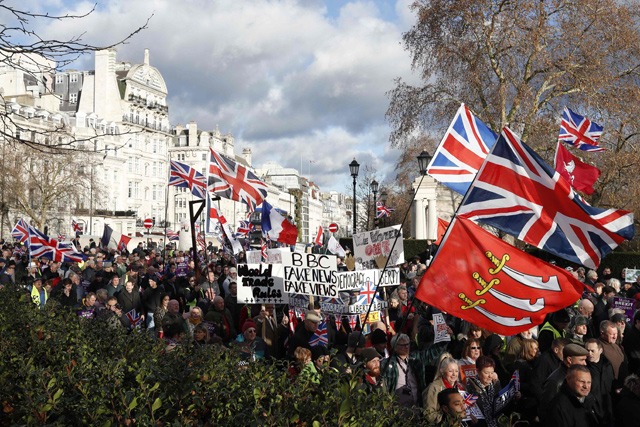 Protesters hold up placards and union flags as they attend a pro-Brexit demonstration promoted by UKIP (United Kingdom Independence Party) in central London on Sunday, as the crucial vote on the Brexit deal in the House of Commons looms (AFP photo)