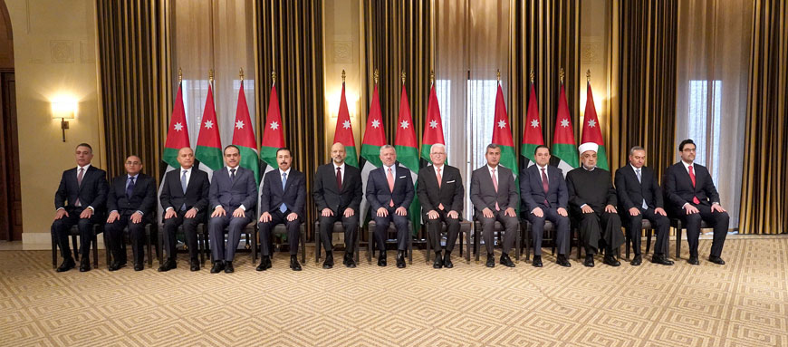 His Majesty King Abdullah poses for a group photo with Prime Minister Omar Razzaz’s Cabinet members on Thursday (Photo courtesy of Royal Court)