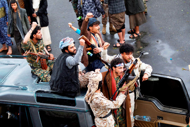 Yemeni Houthi rebels take part in a demonstration in Sanaa on Monday to denounce the US killing of Iranian major general Qassem Soleimani and Iraqi paramilitary chief Abu Mahdi Al Muhandis (AFP photo)