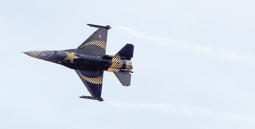 This file photo taken on January 17, 2018, shows a Turkish F-16 aircraft performing during the Kuwait aviation show in Kuwait City (AFP photo)