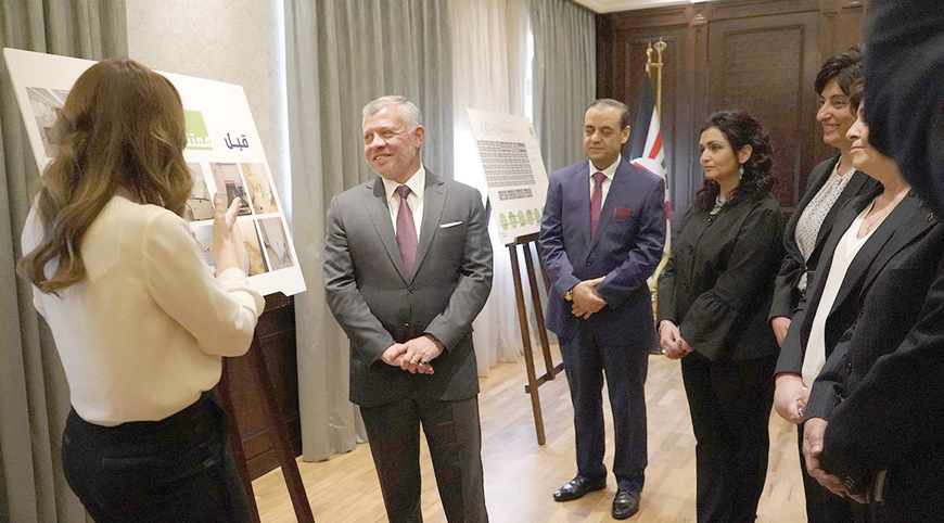 His Majesty King Abdullah meets with Himmetna campaign volunteer team at Basman Palace on Sunday (Photo courtesy of Royal Court)