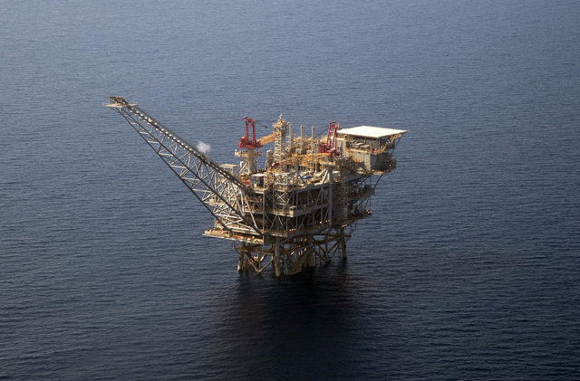 This file photo taken on July 30, 2015, shows an aerial view of the Tamar Israeli gas-drill platform in the Mediterranean Sea off the coast of Israel (AFP photo)