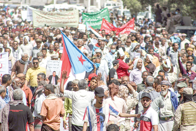 Protesters, some raising the old flag of South Yemen, gather to demonstrate outside the internationally-recognised Yemeni government's headquarters at Al Maashiq Palace in the Crater district of the southern port city of Aden, on Tuesday (AFP photo)