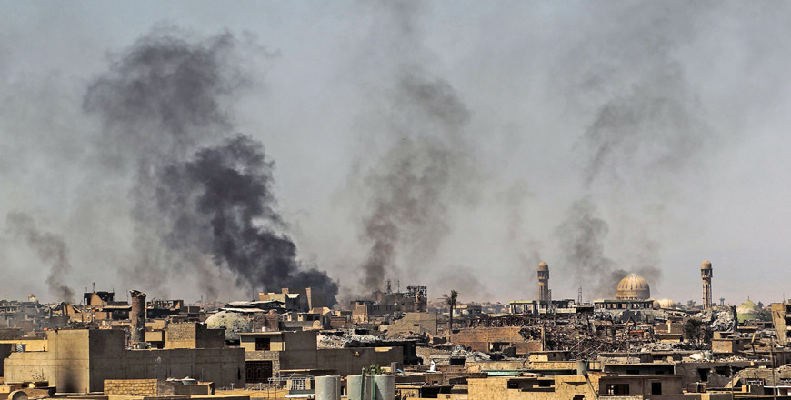Smoke billows as Iraqi forces advance through the Old City of Mosul, on Monday, during the ongoing offensive to retake the last district held by the Daesh group (AFP photo)