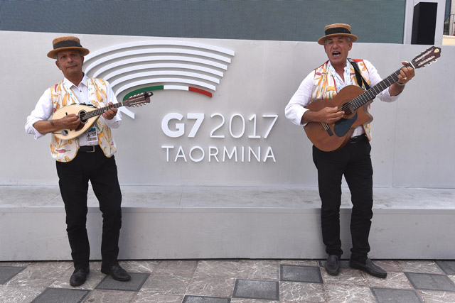 Musicians perform in a street of Taormina during the summit of the Heads of State and of Government of the G-7, the group of most industrialised economies, plus the European Union, in Sicily on Saturday  (AFP photo)