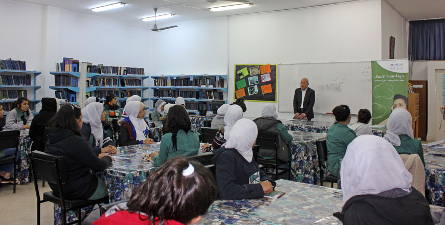 Businessman Imad Bukhari speaks to students at Ein Jalout Secondary School for Girls in Amman on Wednesday (Photo courtesy of INJAZ)