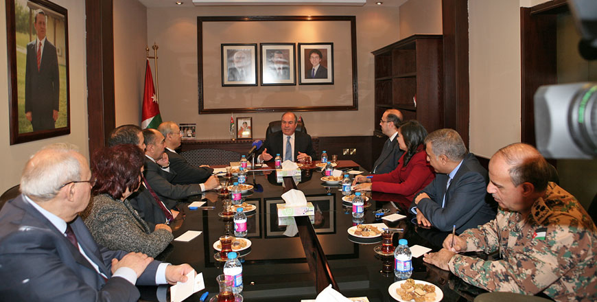 Prime Minister Hani Mulki meets with members of the Jordan Radio and Television Corporation board on Sunday (Petra photo)