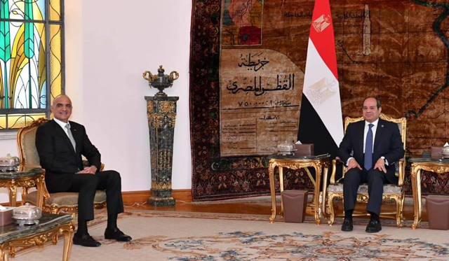 Prime Minister Bisher Khasawneh on Thursday delivers a verbal message from His Majesty King Abdullah to Egypt President Abdel Fattah Al Sisi during their meeting at the Presidential Palace in Cairo (Petra photo)